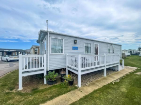 Lovely 6 Berth Caravan With Decking Nearby Pakefield Beach Ref 68006Cl